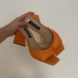 Klackskor - Klackskor köpte i rom. Använda några få gånger. Storlek 39.