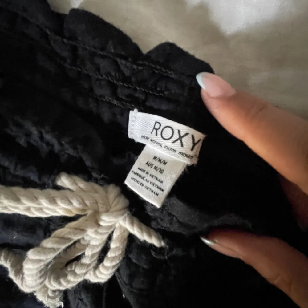 Svarta lågmidjade linnebyxor ifrån Roxy, midjemått: 40 cm tvärs över Innerbenslängden: 74 cm  Köpare står för frakt💞. Jeans & Byxor.