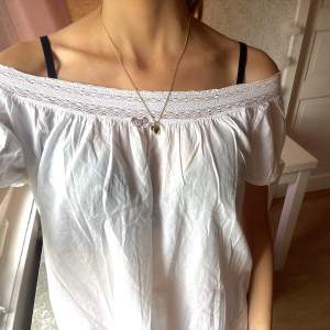 Köpt på Sellpy men aldrig använd av mig. Inga fläckar, lite see through men med vit bh eller linne under går det bra. Går att ha off shoulder, beroende på vad man tycker bäst om själv. Köpt för 370 på Sellpy. Säljer för 300kr