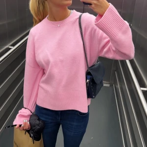 Tröja - Säljer denna söta tröjan från & other stories, fint skick och inte använd alls mycket. Säljer då jag inte använder den längre!