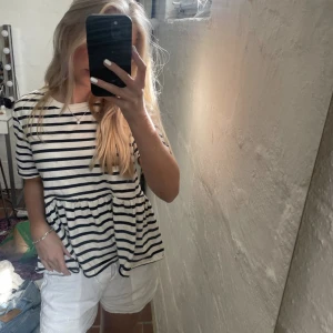 Zara T-shirt  - Säljer denna söta T-shirten med volanger då den inte har kommit till användning. Lånade bilder