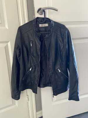 Skinnjacka  - Skinnjacka från Only, storlek 40, bra skick
