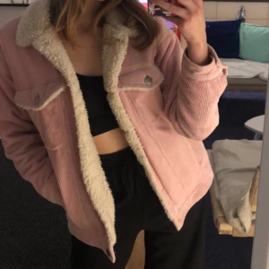 Rosa teddyjacka - Rosa jacka från Monki, manchestertyg och teddy på insidan. Otroligt varm och snygg, perfekt skick, lätt att tvätta i maskin. Nypris ca 700. Möts upp i Gustavsberg eller i Sthlm