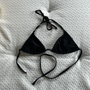 Triangelbikini, ÖVERDEL, stl XXS, NA-KD - Svart överdel, triangelbikini från NAKD.