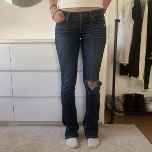 Lågmidjade bootcut jeans! Midjemått: 35 cm tvärs över. Innerbenslängd: 79cm. Hon på bilden är 165cm💓