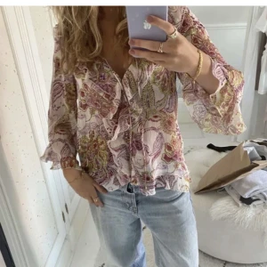 Zara blus - Säljer min jättefina slutsåld zara blus endast testad, lappen står kvar💖Tyckte inte att den satt fint på mig, endast första bilden är lånad🫶🏼 Köp direkt 400kr!