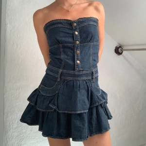 Jeans klänning - Hur snygg jeans klänning?!? Så fin till sommarens alla fester ✨🥳 jag är 165. Storlek M men passar även mig som är S