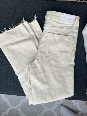 Jeans - Beige  - Aldrig använda jeans från Zara. Super fina och sköna 