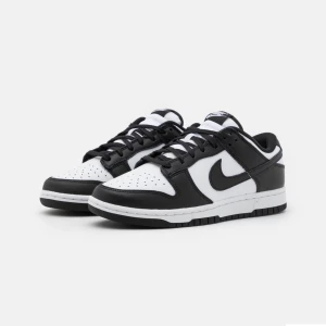 Dunk low black/white - Kvitto finns, köpt på pardonmykicks. Knappt använda