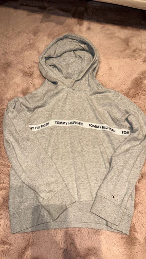 Hoodie från Tommy Hilfiger - Underbart skick och använd någon enstaka gång.