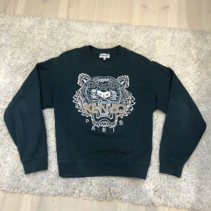 Mörk Grön kenzo tröja Storlek S - Kenzo tröja som är använd fåtal gånger och som inte har något tecken på användning. Tröjan är köpt för 2200kr. Kvitto finns