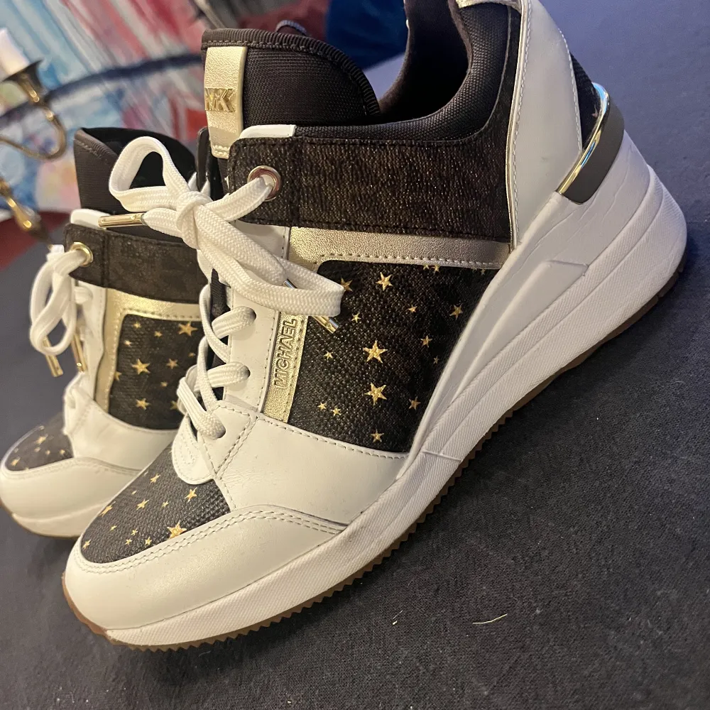 Jättefina sneakers med klack från Michael kors i nyskick! . Skor.