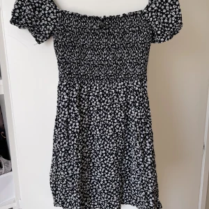 Ny klänning  - Strl S  Endast testad! 