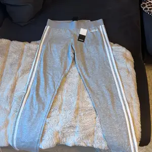 Träningsleggings från Adidas. Aldrig använda, lapp kvar.