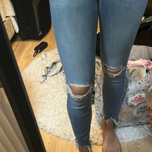 Jeans med hål - Supersnygga jeans med hål. Från Gina Tricot. Använd fåtal ggr, bra skick. Storlek 36💞💞