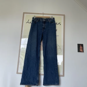 Jeans - Snygga högmidjade jeans. Jeansen är en bra längd på mig, jag är 170.
