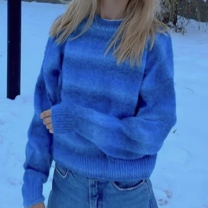 Stickad tröja - Blå stickad tröja, använd en gång. 