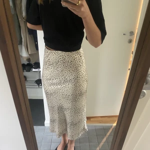 Satinkjol Gina Tricot XS - Satinkjol i mycket fint skick 