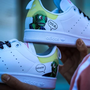 Stan Smith x fiorucci  - supersnygga Stan Smith sneakers i limited edition. Slutsålda sen ett bra tag tillbaka, och finns endast att hitta begagnat ! Köpta för 1,3 !! Använda och defekter förekommer men ändå bra skick! Stl 38 ! pris diskuterbart vid snabb affär 🐸🧘‍♀️fri frakt 🍻