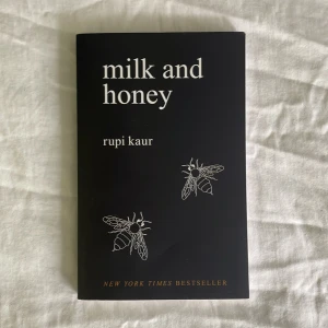 Milk and honey av rupi kaur - Läst en gång så i bra skick. Kolla triggervarningar.  Använd gärna köp nu knappen <3