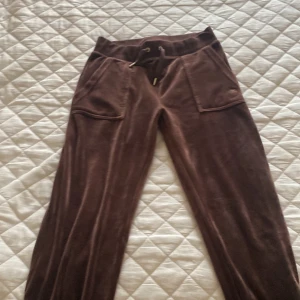 Juicy byxor  - Jag säljer mina nya juciy byxor för att jag beställde i fel färg. Skriv för fler bilder . Pris kan diskuteras 