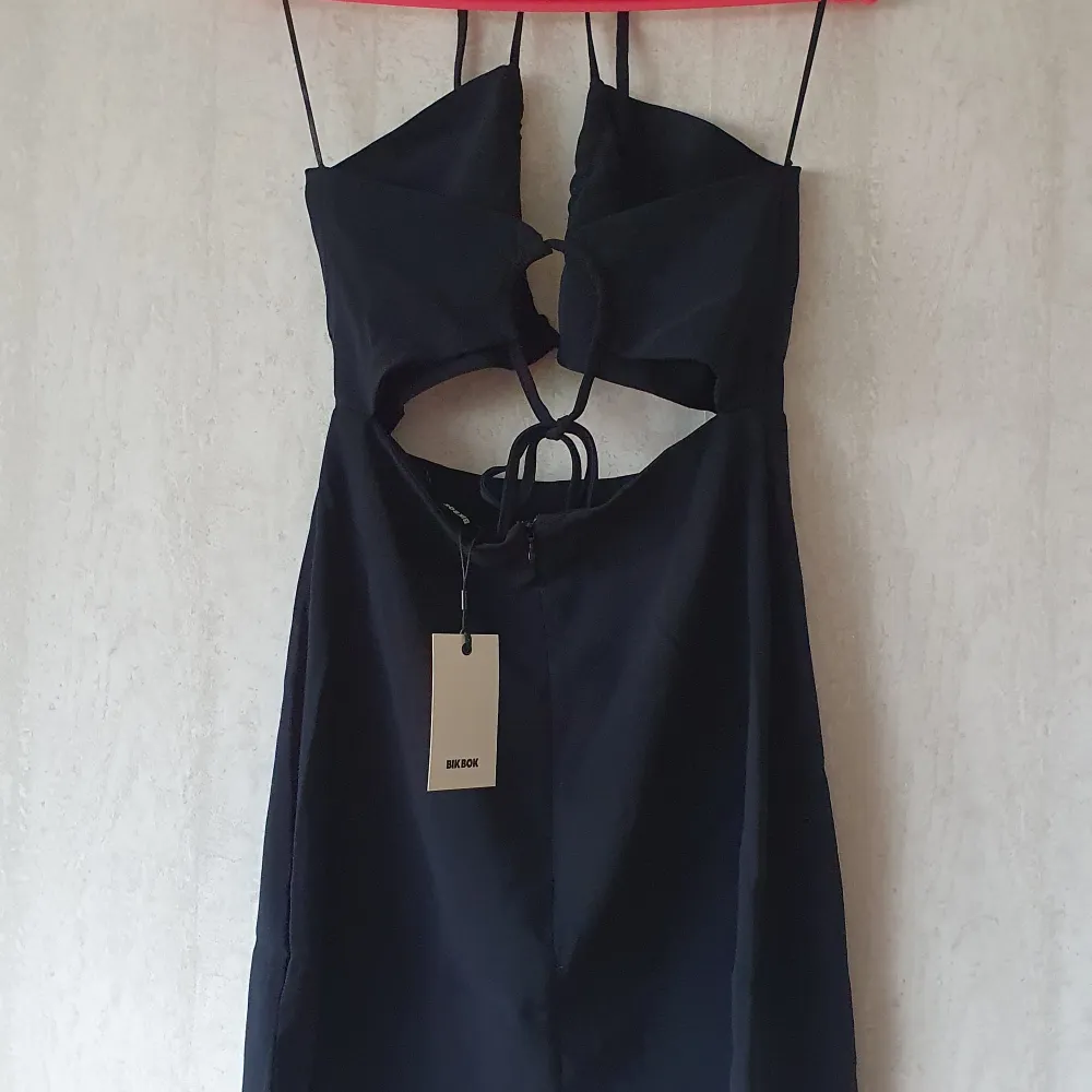En ny fin svart klänning från bikbok stl s. original pris 399kr. Klänningar.