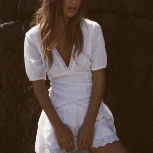 Zara klänning - Jätte fin klänning ifrån zara som är slutsåld. endast använd en gång. Den är väldigt liten i storleken så passar mig som normalt har s. Pris kan absolut diskuteras💞