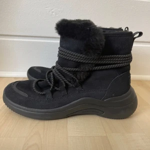 Skechers Vinterskor - strl. 37 - Varma vinterskor som är bekväma och använda endast en gång. Lite stora i storleken, då jag har vanligtvis strl. 38 men dessa passar i 37.