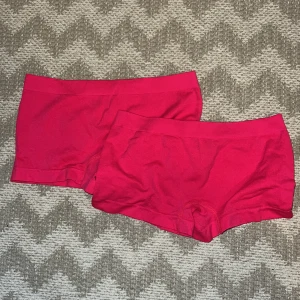 Supersmå shorts i rosa stl M - Små träningsshorts. Aldrig använda! Båda för 39kr + frakt<3