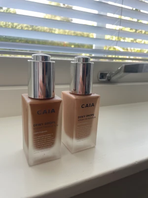 Foundation/serum - Säljer dessa två dewy drops från Caia. Båda två är använda 1 gång. Färgerna är 40W och 30W, säljer båda två för 499kr💕