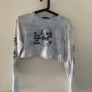 Croptop från New Girl Order - Kort tröja från New Girl Order. Använd fåtal gånger. Storlek S.