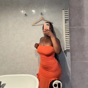 Orange klänning  - Jag använde den en gång, och den är i felfritt skick, precis som ny!