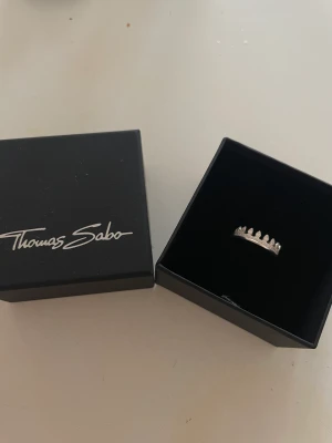 Thomas Sabo ring - Säljer denna fina ring eftersom den tyvärr inte passar och det gick inte att returnera. Kan förhandla om priset. Originalpris 1200kr