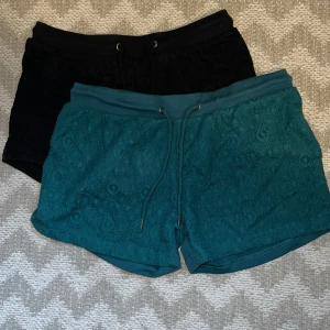 Shorts  - Svarta och grön/turkosa shorts. De svarta har stl XS och de andra har stl S. Båda i bra skick! Säljer båda för 39kr + frakt. Supermysiga att sova i!
