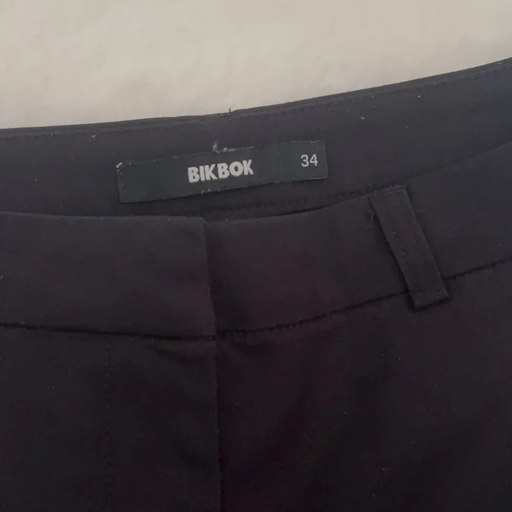 Ett par svarta kostymbyxor från bikbok. Jeans & Byxor.