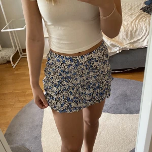 Blommig kjol  - Kjol med shorts under🕺superskön!