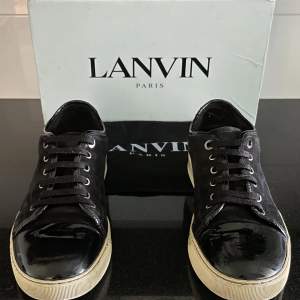 Snygga Lanvin-skor i svart! De är EU 43-44, UK 9. De är i ett relativt fint skick och använda en del. Lanvin-box medföljer. 2299kr (nypris: 4500kr). Kan frakta via Postnord eller mötas upp i Stockholm. Hör av dig vid frågor eller funderingar😁