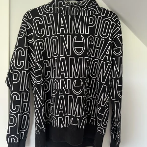 Champion hoodie - Väldigt udda modell champion hoodie. Använd men i bra skick❤️