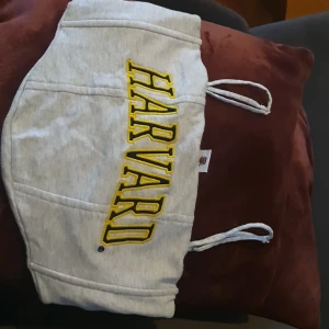 Harvard tröja - Harvard tröja, fint skick och är typ som ny,inga fläckar,helt ren.