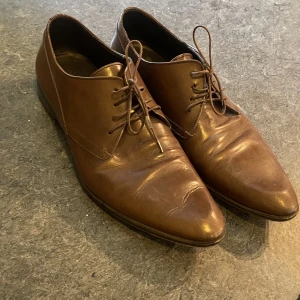 Hugo boss läderskor - Bruna läderskor av Hugo Boss, använda en del men i gott skick. Storleken är uk 9 vilket motsvarar 43. 