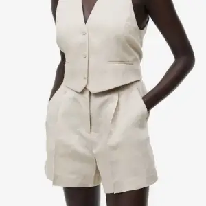 Snygga ljusbeiga linneshorts från H&M i storlek 34, slutsålda online. Använda 2-3 gånger💘