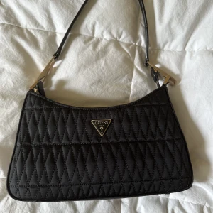 Guess väska  - Guess väska, slitage på insidan såsom smink flläckar men annars helt ny utan på🤍