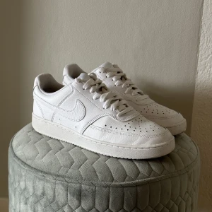 Nike court vision low - Helt nya. Storlek 39. Köparen står för frakt