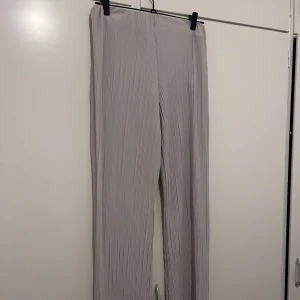 Plisserad byxa  - Beiga plisserad byxa från zara, aldrig använd. Köparen står för frakt 