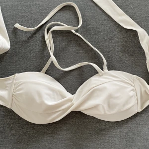 Bikinitopp - Bikiniöverdel där banden går att ta bort. Lite smink på bandet annars i väldigt bra skick. 