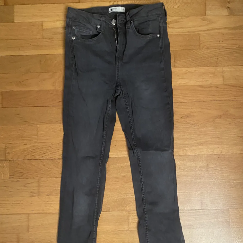 Säljer nya Gina Tricot jeans i storlek 34! Jättesnygga och sculpting. Pris in förhandlas 🌸. Jeans & Byxor.