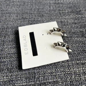 Edblad Peak Creoles S Steel - Nya - Örhängen säljes pga felköp (fel storlek) Nya i förpackning, och Edblad smyckeask ingår! (Nypris var 399+19kr för en ask.) 