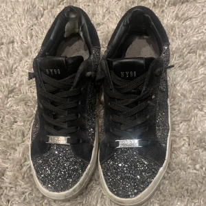 Steve Madden skor - Säljer dessa steve madden då dom inte kommer till användning. Och lite stora.Lite slita inuti men syns inte på. Fint skick utanpå. Väldigt populära skor. Storlek 38