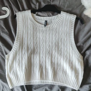 Stickad vit väst - Säljer för 10 kr. Storlek L 
