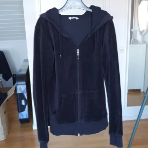 Svart övertröja - Söt svart övertröja, hade mycket förr men inget jag bärt på länge nu så tänkte försöka sälja av den <3